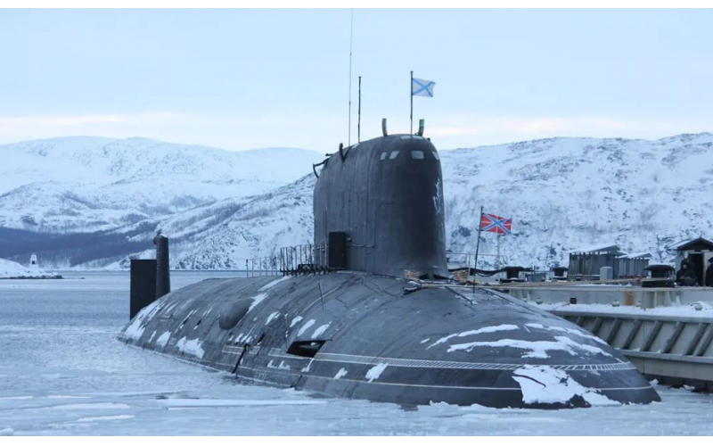 The British Navy is understaffed! Two Russian nuclear submarines are approaching, and the Royal Navy has only sent one warship to closely monitor!